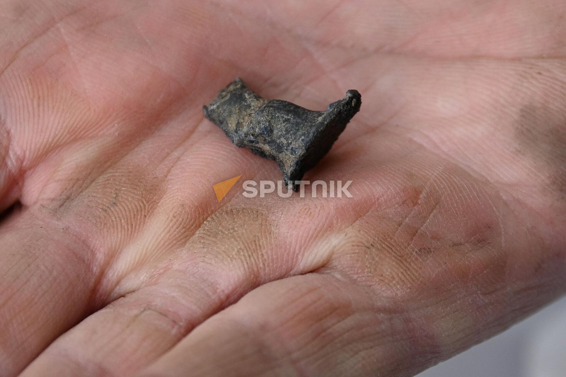 Кусок заклепки, найденный на раскопках на городище на Менке  - Sputnik Беларусь, 1920, 21.05.2024