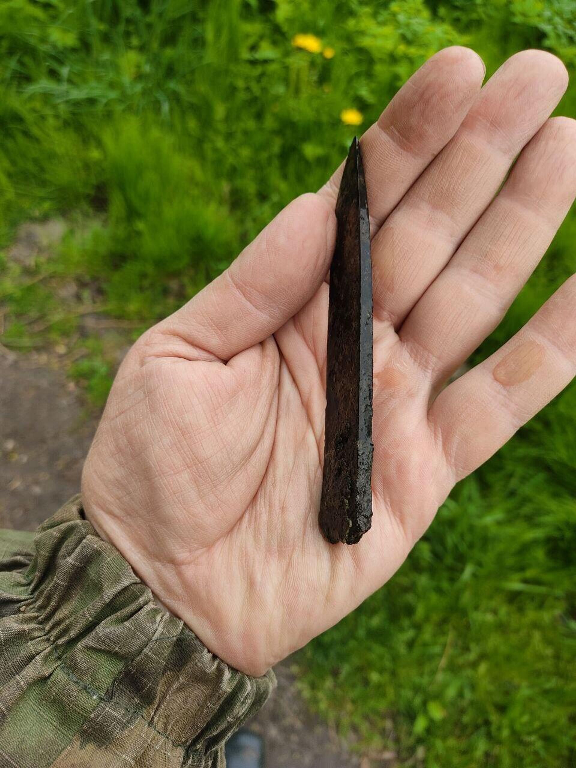 Боевой нож, найденный на раскопках на городище на Менке - Sputnik Беларусь, 1920, 21.05.2024
