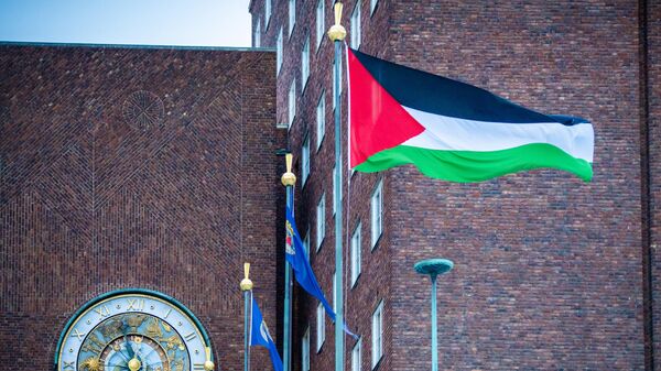 Палестинский флаг во дворе возле мэрии в Осло - Sputnik Беларусь