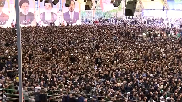 Тысячи людей, слезы и молитвы: прощание с президентом Раиси в Тегеране (видео) - Sputnik Беларусь