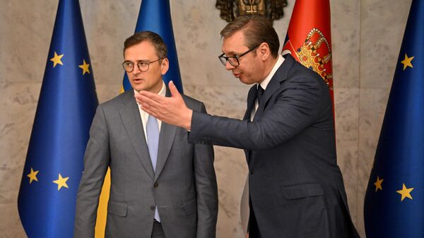 Президент Сербии Александр Вучич (справа) приветствует министра иностранных дел Украины Дмитрия Кулебу перед их встречей в Белграде 13 мая 2024 года - Sputnik Беларусь