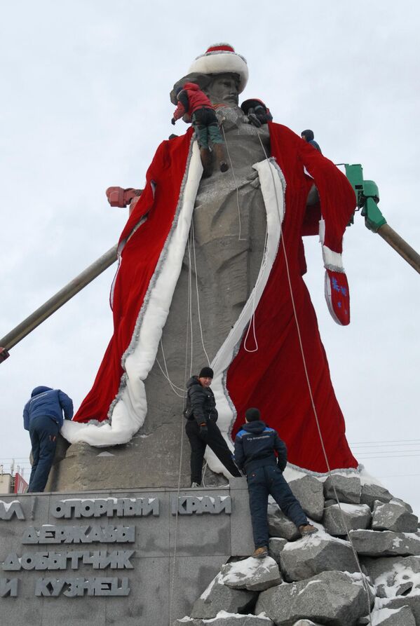 Визитной карточкой города называют памятник &quot;Сказ об Урале&quot;. К Новому году ее иногда наряжают в костюм Деда Мороза 300-го размера, на который требуется более 100 метров такни. - Sputnik Беларусь
