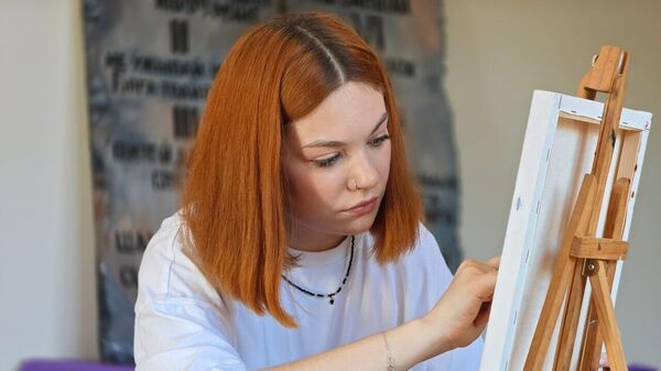 Юная борисовчанка пишет иконы, бьет тату и учится на реставратора в РФ (видео) - Sputnik Беларусь