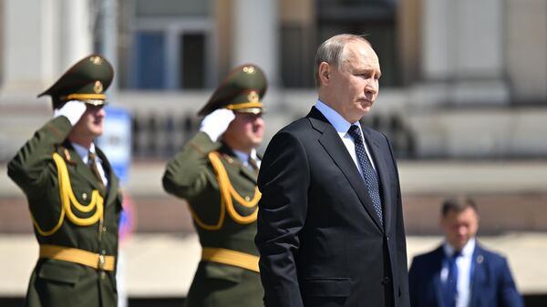 Президент России Владимир Путин на церемонии возложения венка к монументу Победы в Минске - Sputnik Беларусь