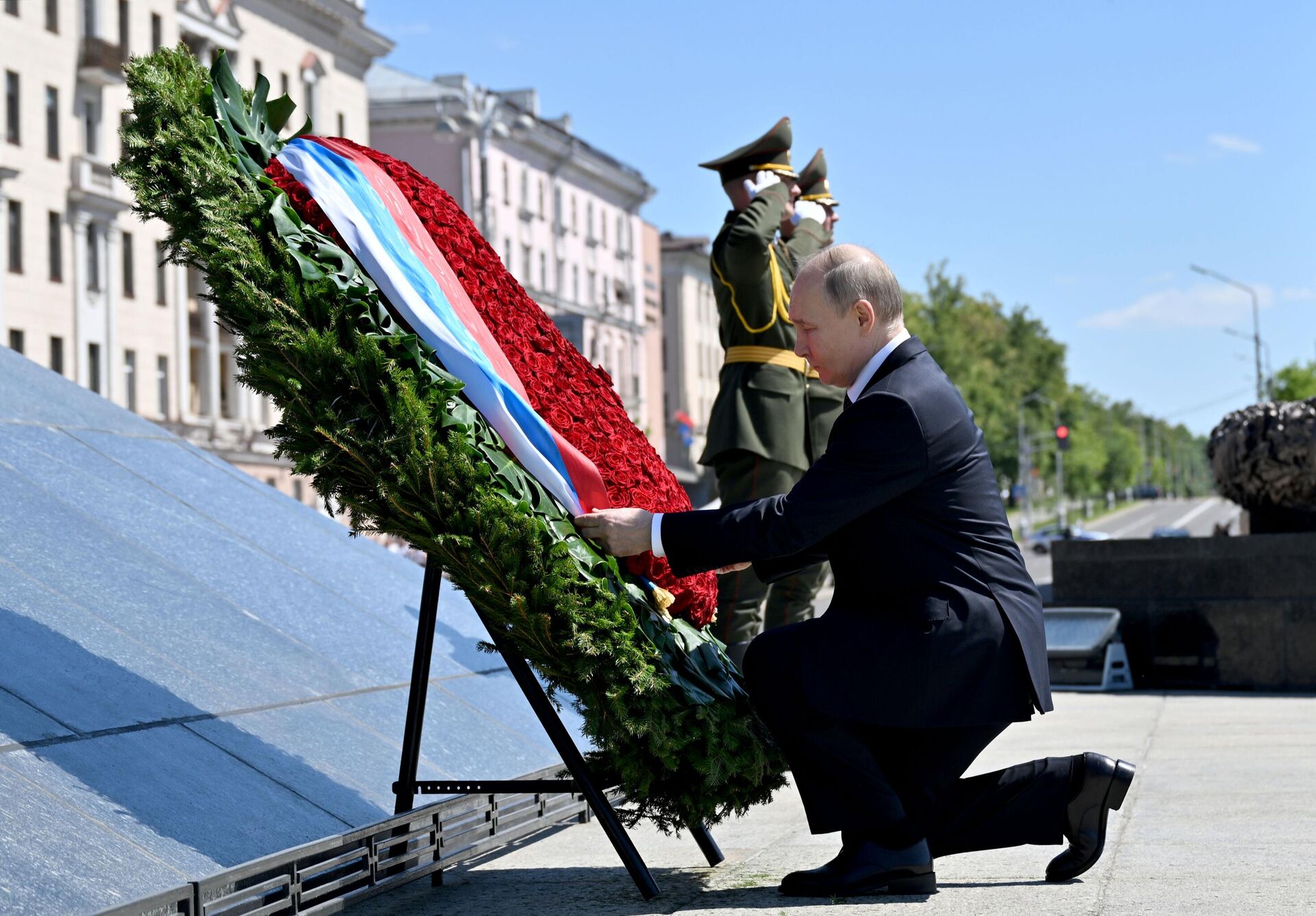 Президент России Владимир Путин на церемонии возложения венка к монументу Победы в Минске - Sputnik Беларусь, 1920, 24.05.2024