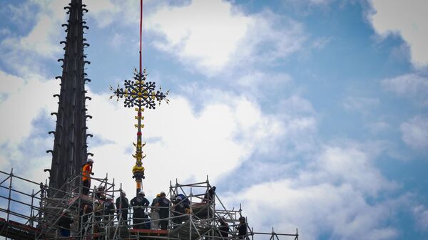 Отреставрированный крест установлен на крышу собора Нотр-Дам - Sputnik Беларусь