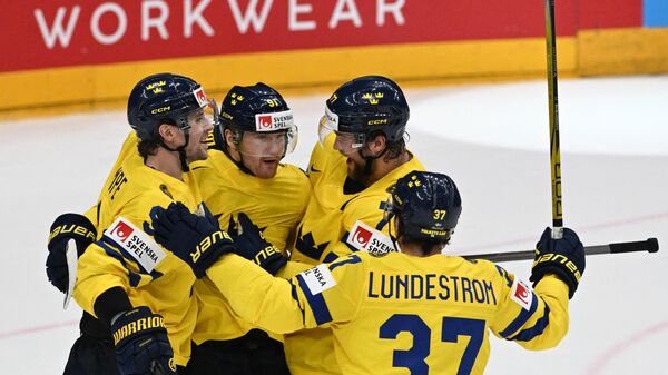 Игроки шведской сборной радуются забитому голу - Sputnik Беларусь