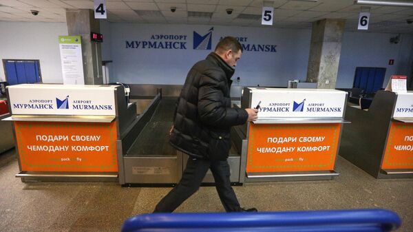 Пасажыр у зоне рэгістрацыі міжнароднага аэрапорта Мурманск - Sputnik Беларусь