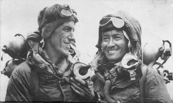 Первыми, кому удалось покорить Эверест, стали новозеландец Эдмунд Хиллари (на фото слева) и шерпа Тенцинг Норгей: они поднялись на вершину 29 мая 1953 года.Интересно, что дата первого восхождения совпала с днем рождения шерпы. - Sputnik Беларусь