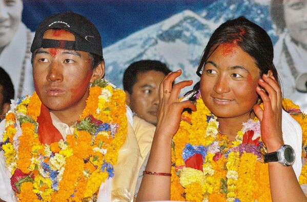 Первую в истории свадьбу на высочайшей вершине мира сыграли непальская альпинистка Мони Мулепати и шерпа Пемпа Дордже. Мулепати также стала первой гражданкой Непала, не шерпой по национальности, взошедшей на Джомолунгму. - Sputnik Беларусь