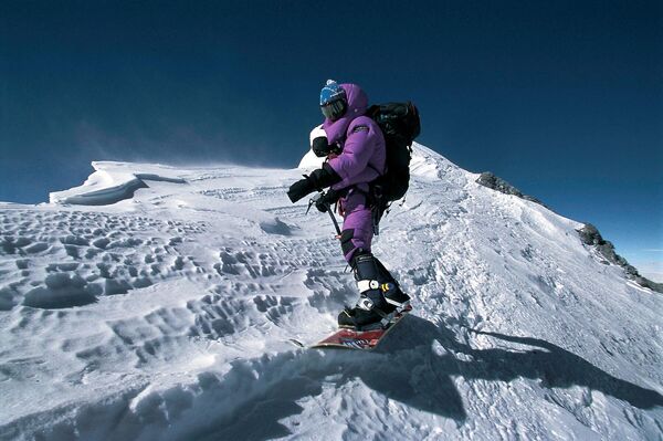 23 мая 2001 года  французский сноубордист Марко Сиффреди поднялся на вершину и первым спустился с нее на сноуборде. Изначально он хотел спуститься по кулуару Хорнбайна, однако из-за плохой погоды пришлось спускаться по кулуару Нортона (ущелье на Северной стене Эвереста). Спуск до базового лагеря занял 2,5 часа.В августе следующего года он снова приехал в Непал, чтобы совершить спуск по изначально запланированному маршруту. Однако погодные условия были тяжелыми, подъем – изнурительным. Сиффреди все же решился на спуск, но больше его никто не видел – тело так и не было найдено.На фото: Сиффреди во время первого спуска. - Sputnik Беларусь