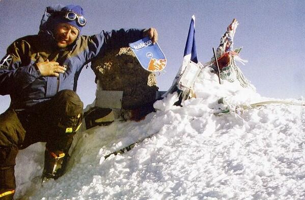 Первым белорусом на Эвересте стал Виктор Кульбаченко, взошедший на пик 18 мая 1998 года и водрузивший там государственный флаг Беларуси. - Sputnik Беларусь