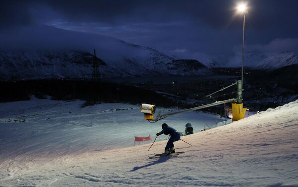 Кататься на горных лыжах можно с ноября, в зависимости от погоды сезон может затянуться до июня. Спуск в условиях полярной ночи может стать незабываемым. На фото: одна из трасс горнолыжного комплекса &quot;Большой Вудъявр&quot; в Кировске. - Sputnik Беларусь