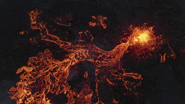 Лава вытекает из вулкана в Гриндавике, Исландия, среда, 29 мая 2024 года - Sputnik Беларусь