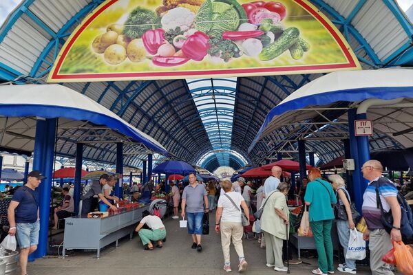 Покупатели на сезонном рынке на Комаровке - Sputnik Беларусь