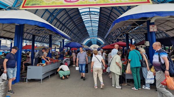 Покупатели на сезонном рынке  Комаровке - Sputnik Беларусь