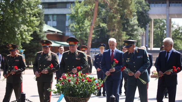 Міністры абароны краін АДКБ у Алматы ўшанавалі памяць герояў ВАВ – відэа - Sputnik Беларусь