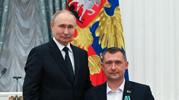 Президент РФ Владимир Путин и директор Благотворительного фонда имени Алексея Талая Алексей Талай (справа) - Sputnik Беларусь