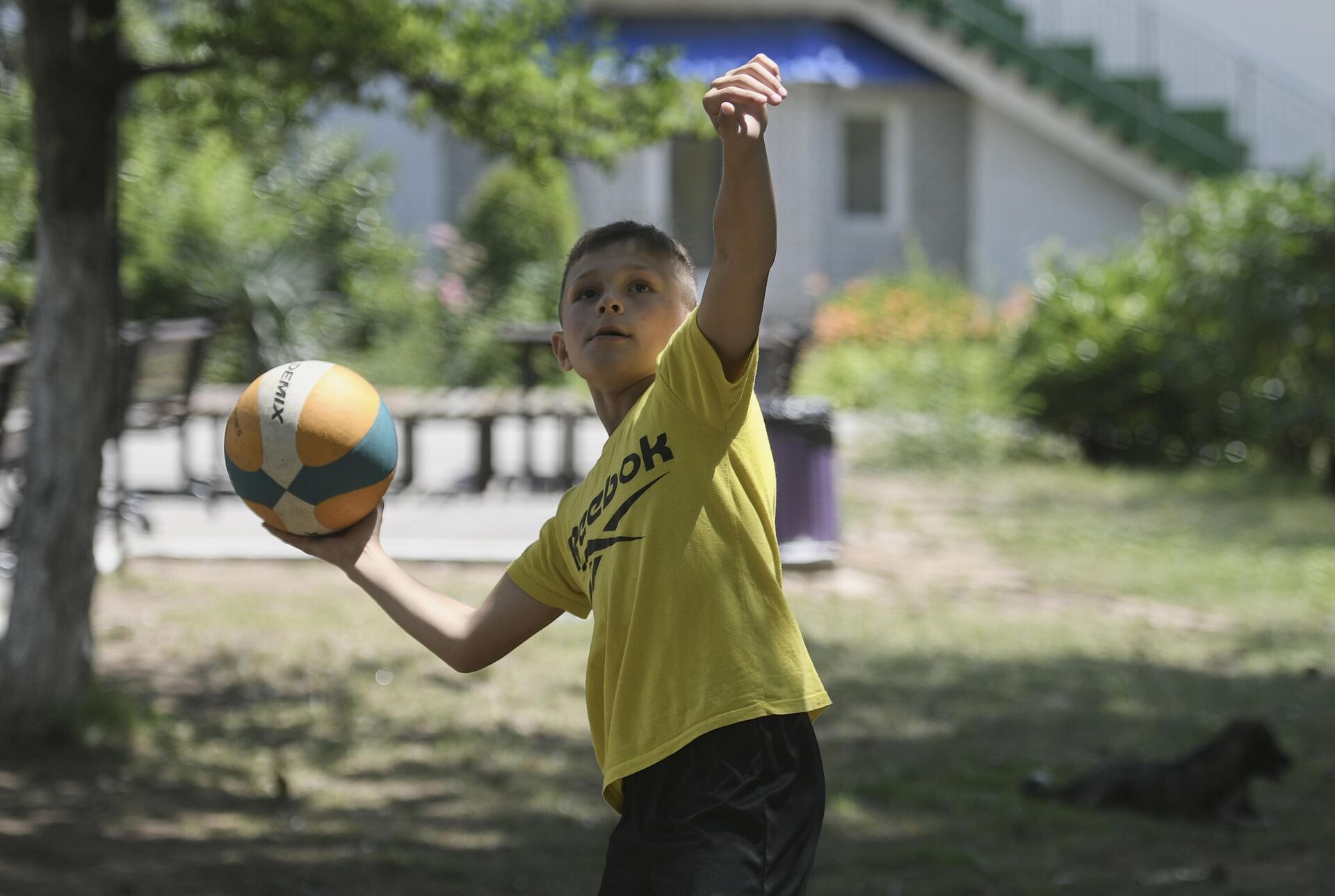 Мальчик играет в мяч в парке - Sputnik Беларусь, 1920, 31.05.2024