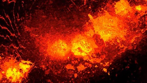И вспыхнуло пламя: завораживающее видео извержения вулкана в Исландии - Sputnik Беларусь