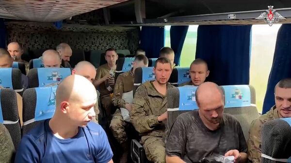 Папа, сын звонит! Минобороны РФ показало видео возвращения пленных - Sputnik Беларусь