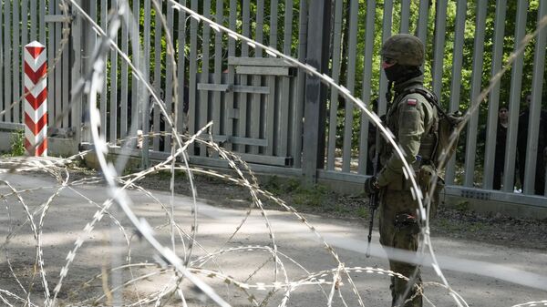 Польский солдат у стены на границе Беларуси и Польши - Sputnik Беларусь