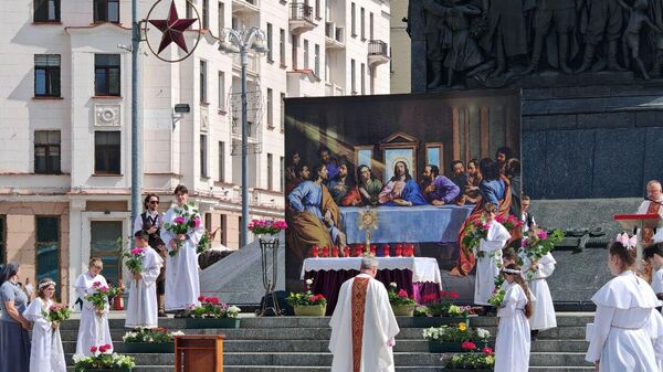 Католическая процессия Божьего тела проходит в центре Минска - Sputnik Беларусь