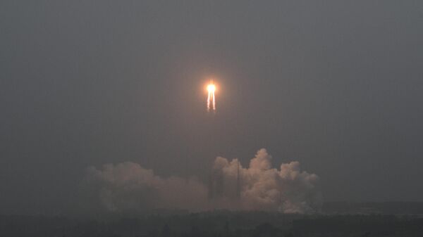 Ракета Чанъэ-5 с лунным зондом миссии Чанъэ-6 стартует на космодроме Вэньчан в провинции Хайнань на юге Китая, 3 мая 2024 года - Sputnik Беларусь