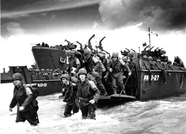 Подкрепление прибывает на пляжи Нормандии с десантной баржи береговой охраны на французском побережье 23 июня 1944 года во время Второй мировой войны. - Sputnik Беларусь