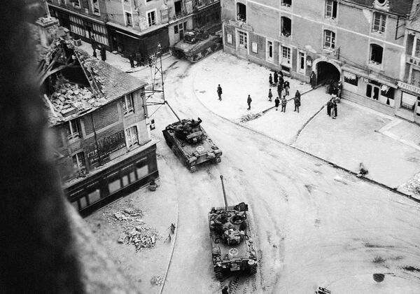 Американские танки &quot;Шерман&quot; продвигаются через нормандскую деревню в сторону города Кан, 17 июля 1944 года. - Sputnik Беларусь