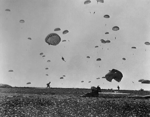 Парашютисты союзников высаживаются на побережье Ла-Манша, 6 июня 1944 года. - Sputnik Беларусь