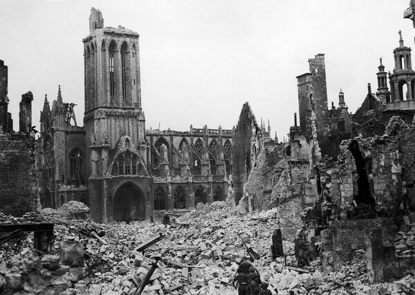 Город Кан в руинах 15 июля 1944 года. На заднем плане  церковь Святого Петра, построенная в XIV веке.  - Sputnik Беларусь