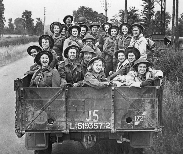 Грузовик с медсестрами британской армии на пути на фронт в Нормандии, 23 июня 1944 года. - Sputnik Беларусь