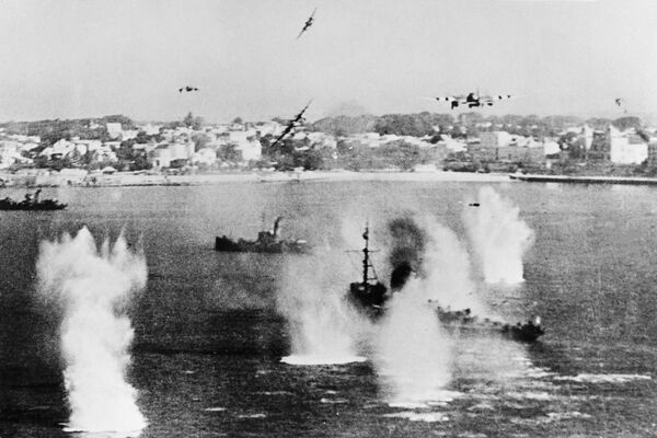 Военные самолеты союзных войск бомбят вражеские катера для подготовки высадки союзных войск, июнь 1944 года. - Sputnik Беларусь