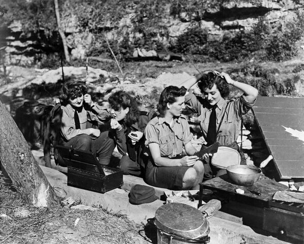 Канадский женский армейский корпус на отдыхе в Нормандии, июнь 1944 года. - Sputnik Беларусь