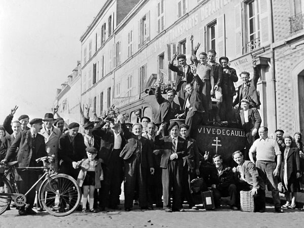 Французские сторонники и добровольцы на грузовике с Лотарингским крестом и лозунгом &quot;Да здравствует де Голль&quot;, после освобождения Шербура в сентябре 1944 года. - Sputnik Беларусь
