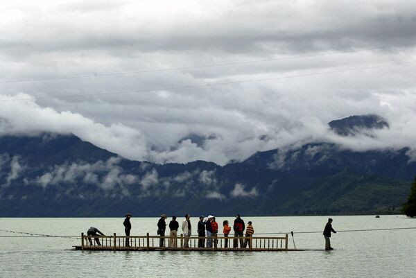 Туристов переправляют на пароме с острова на озере Басунцо в регионе Ньинчи на юго-востоке Тибета. - Sputnik Беларусь