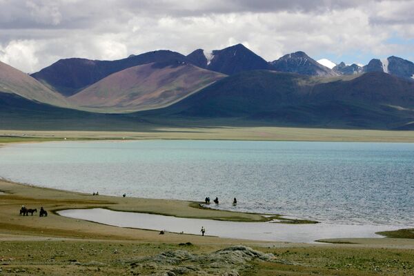 Тибетцы и туристы гуляют и едут вдоль берегов озера Намцо на высокогорном тибетском плато в уезде Нацюй, Тибет, Китай.  - Sputnik Беларусь