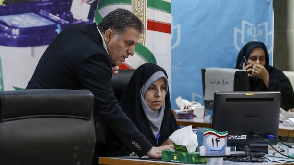 Cотрудники избирательной комиссии работают в офисе регистрации кандидатов в Тегеране - Sputnik Беларусь