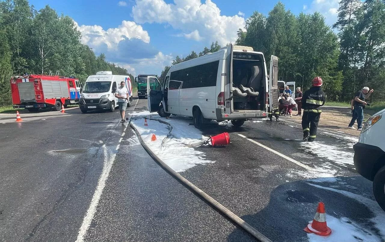 Маршрутка под Бобруйском врезалась в трактор, есть пострадавшие