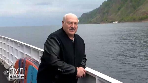 Давняя мечта: Лукашенко с Умкой побывал на Байкале (видео) - Sputnik Беларусь