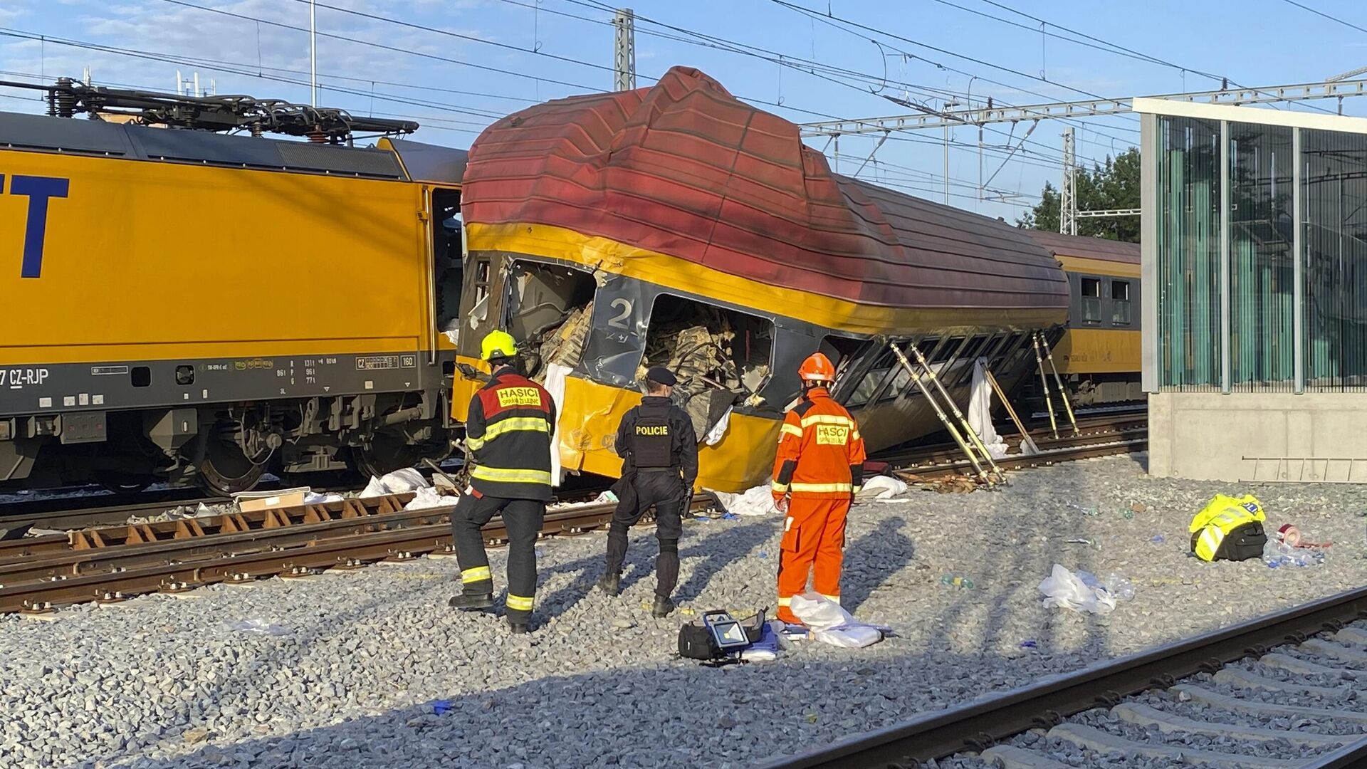 Пожарные у  поездов, которые столкнулись в Пардубице, Чехия - Sputnik Беларусь, 1920, 06.06.2024
