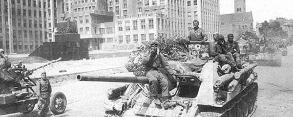 На цэнтральнай плошчы вызваленага Мінска На цэнтральнай плошчы вызваленага Мінска - Sputnik Беларусь