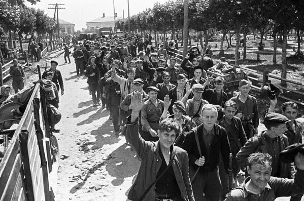 16 июля 1944 года на поле ипподрома Минска был проведен парад партизан, в котором приняли участие около 30 тысяч бойцов тридцати партизанских бригад - Sputnik Беларусь