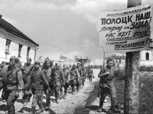 Советские солдаты в Полоцке, 4 июля 1944 года - Sputnik Беларусь