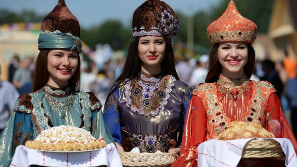 Девушки в национальных костюмах встречают гостей хлебом с солью и чак-чаком перед официальном открытием праздника Сабантуй в Казани - Sputnik Беларусь