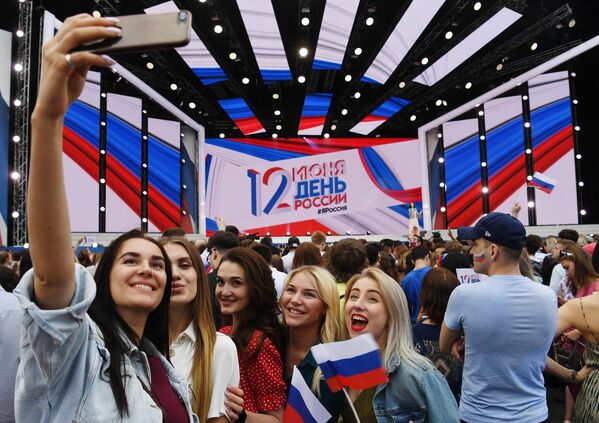 Девушки на праздничном концерте на Красной площади по случаю празднования Дня России - Sputnik Беларусь