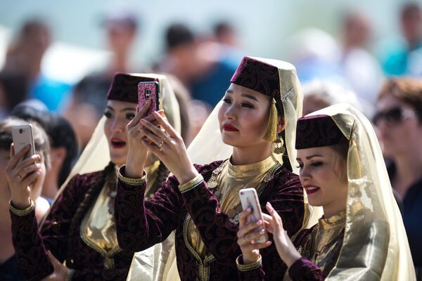 Девушки в национальных костюмах во время празднования Хыдырлеза (праздника весны и плодородия) в Бахчисарае - Sputnik Беларусь