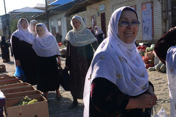 Местные жительницы на рынке поселка Кубачи в Дахадаевском районе Республики Дагестан. - Sputnik Беларусь