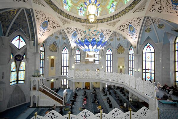 Самая новая постройка в Кремле – мечеть Кул-Шариф (1996-2005). Невероятно изящная снаружи, она и внутри поражает богатым убранством: керамическим панно, созданным по старинным технологиям, стеклянными витражами, золотым шитьем, отделанными  разноцветным мрамором, гранитом, ониксом, змеевиком стенами, персидскими коврами на полах. Внутри мечети пять этажей, есть отдельные мужская и женская зоны. - Sputnik Беларусь